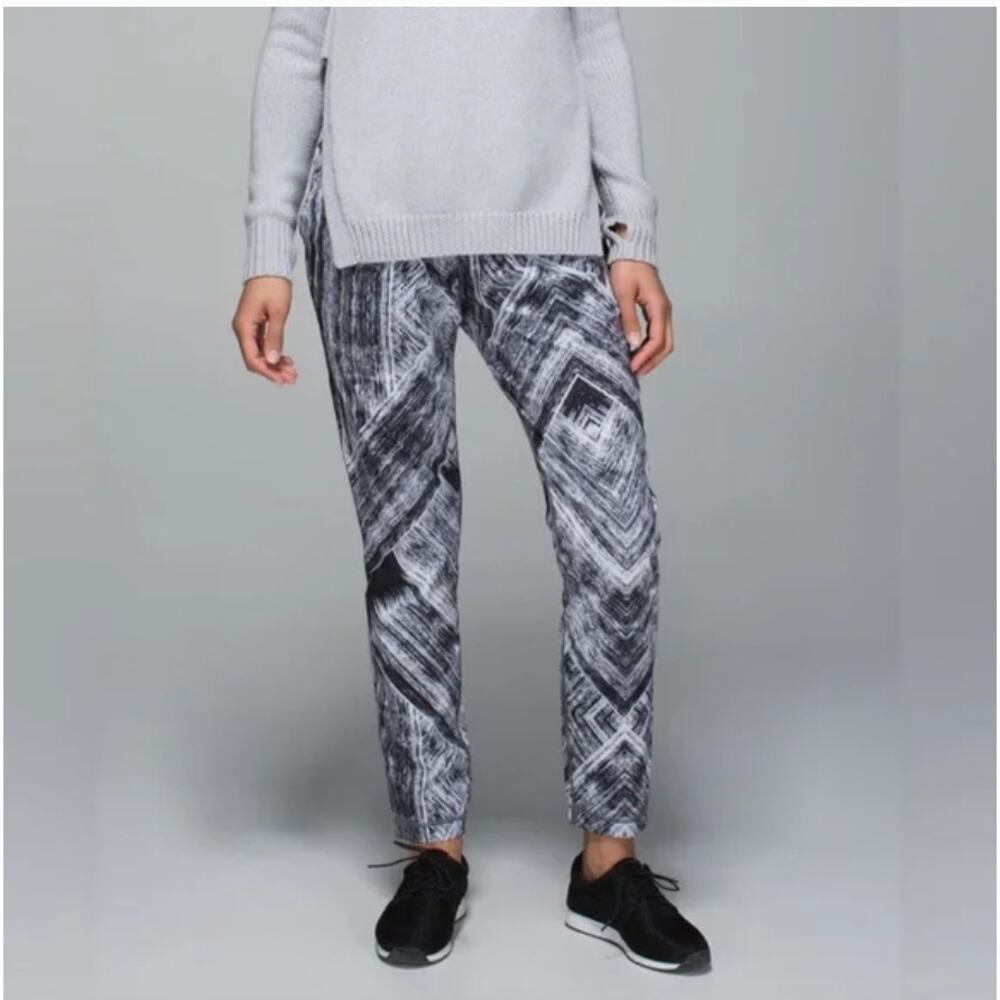 Lululemon Athletica Namaskar Pant II Heat Wave Black Geometric Size 6